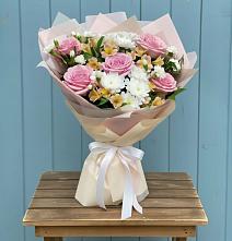 Букет цветов из:  Гвоздики, Орхидеи и Розы в Апастово