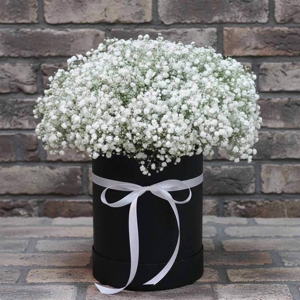 Цветочная композиция из Гипсофила в шляпной коробке в Апастово