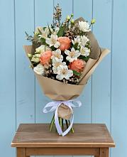 Букет цветов из:  Альстромерии, Лизиантусы, Розы и Хризантемы в Апастово