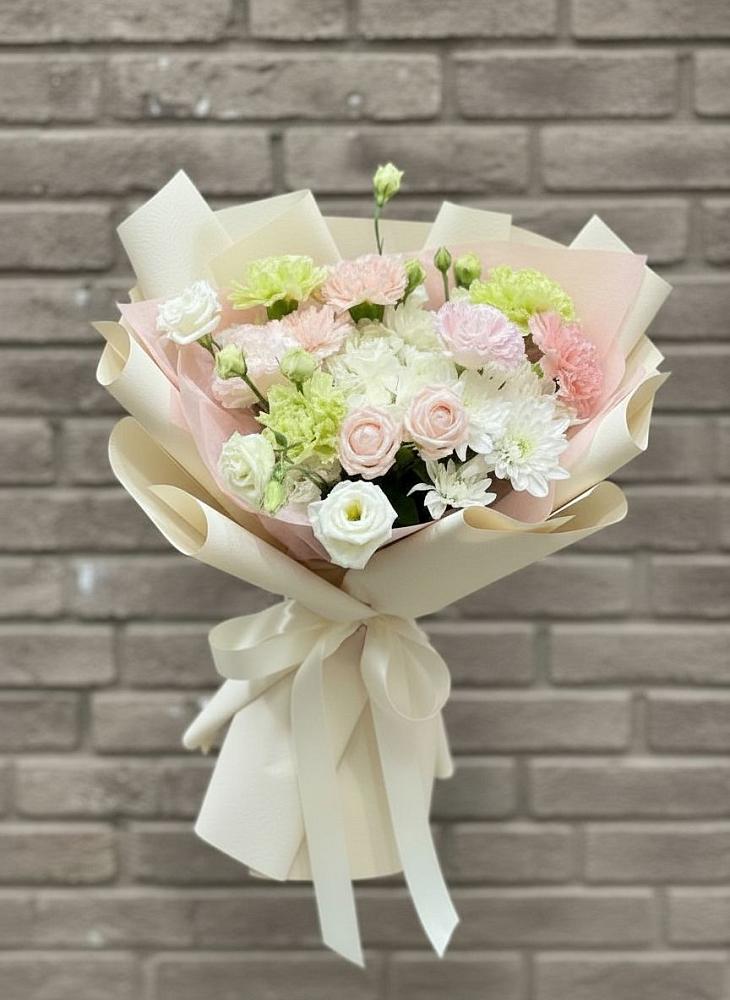 Букет цветов из: Гвоздики, Розы, Лизиантусы и Хризантемы в Апастово