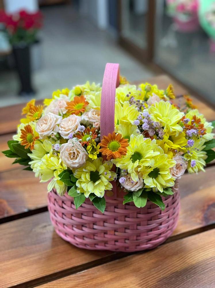 Цветочная композиция из Хризантемы и Розы в корзине в Апастово