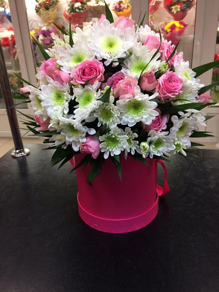 Цветочная композиция из Розы и Хризантемы в шляпной коробке в Апастово