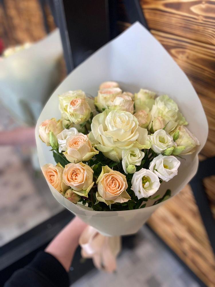 Букет цветов из: Розы и Лизиантусы в Апастово